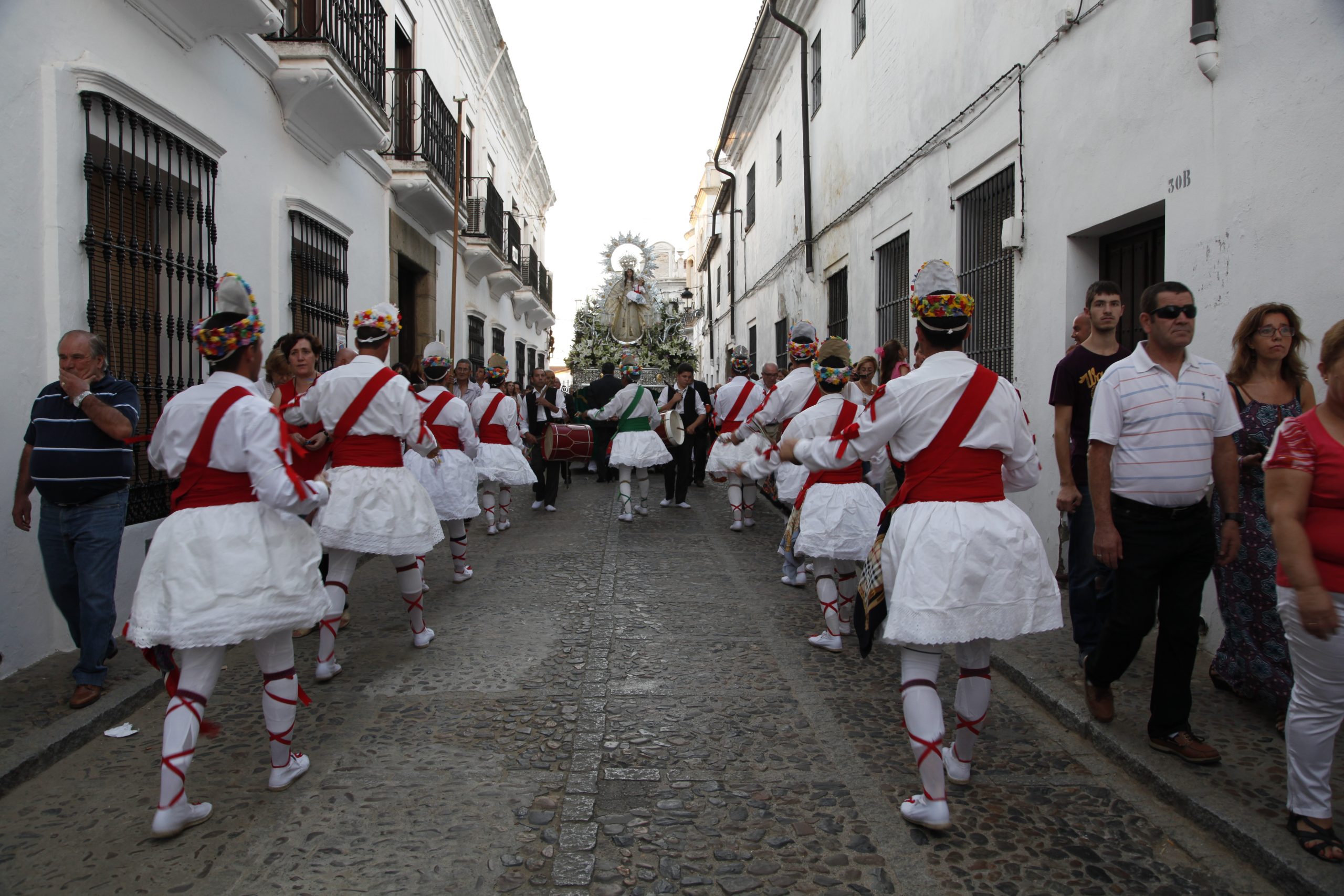 01 Danzantes en la procesión de la Virgen de la Salud. Fregenal de la Sierra. Badajoz