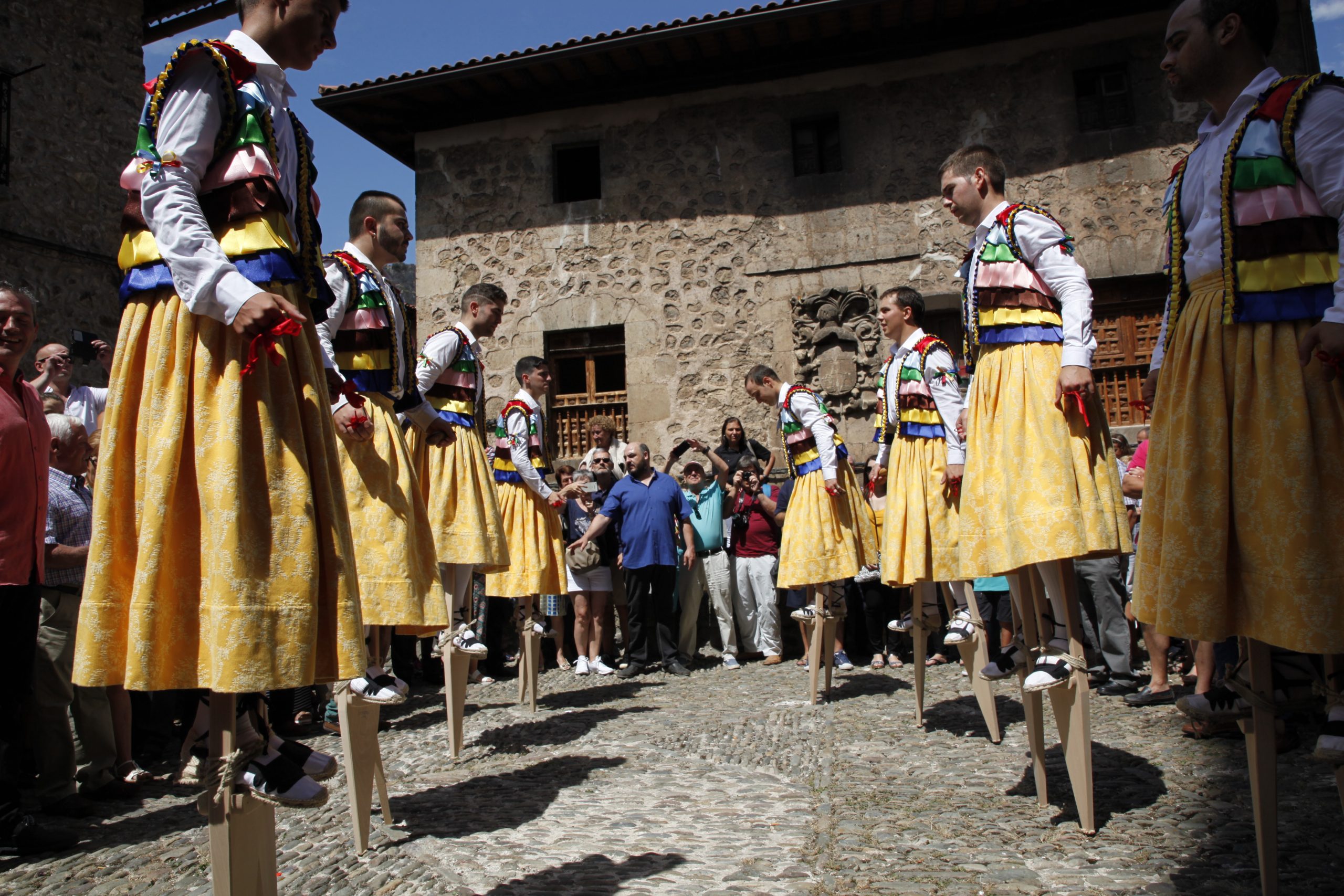 01 Los danzadores de Anguiano. Anguiano. La Rioja