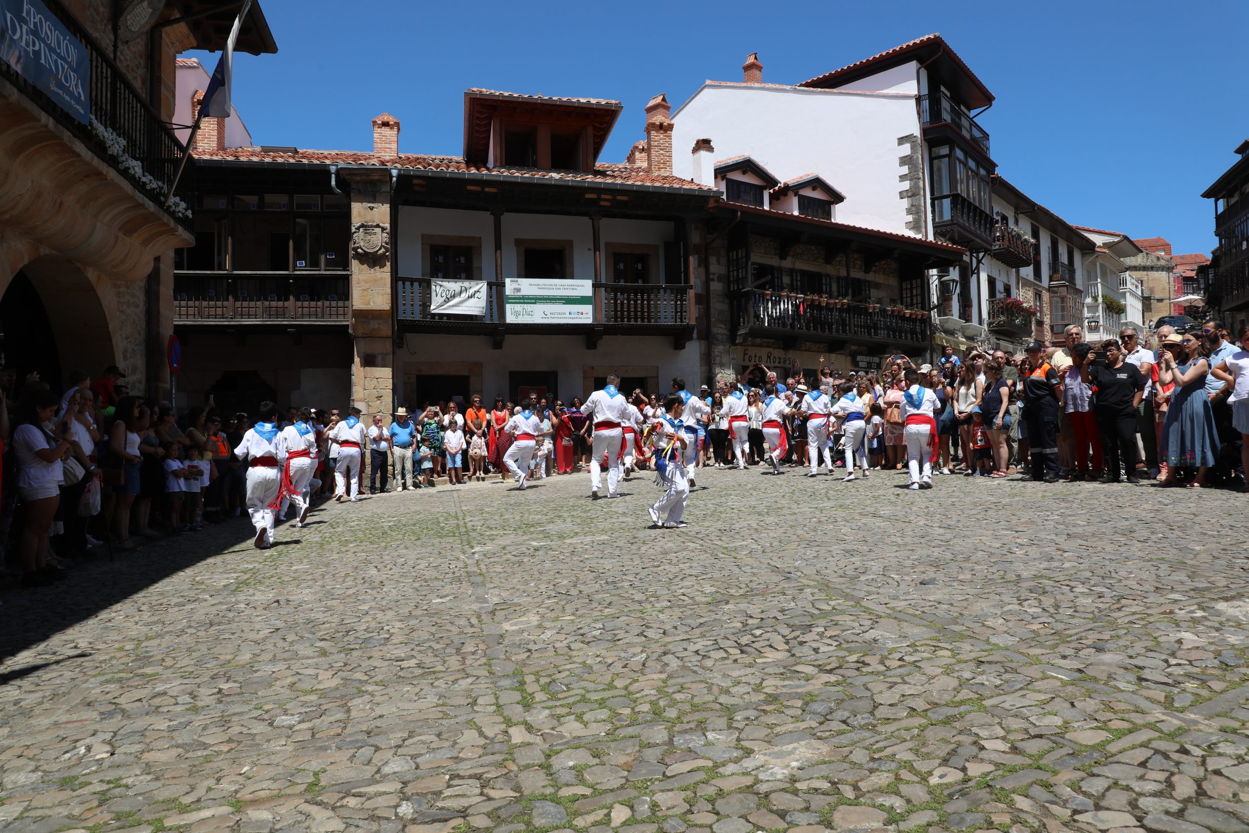 01 Danzantes en la plaza de la iglesia. Danza Santo Cristo del Amparo. Comillas, Cantabria