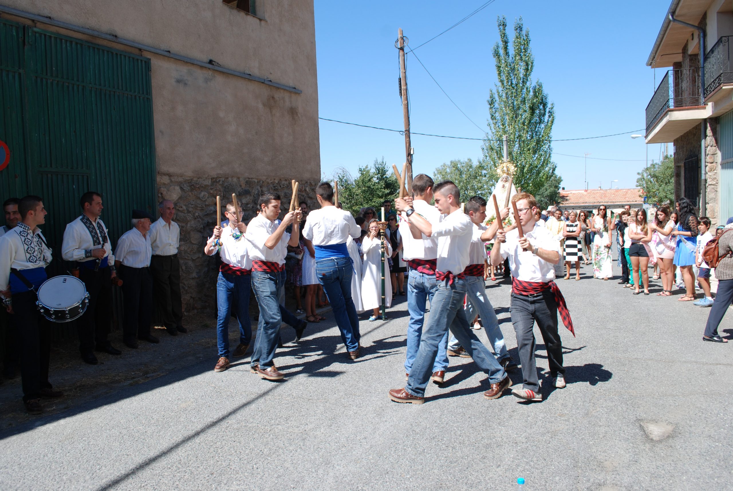 02 Danzantes en el Paloteo La Zarza. Revenga, Segovia