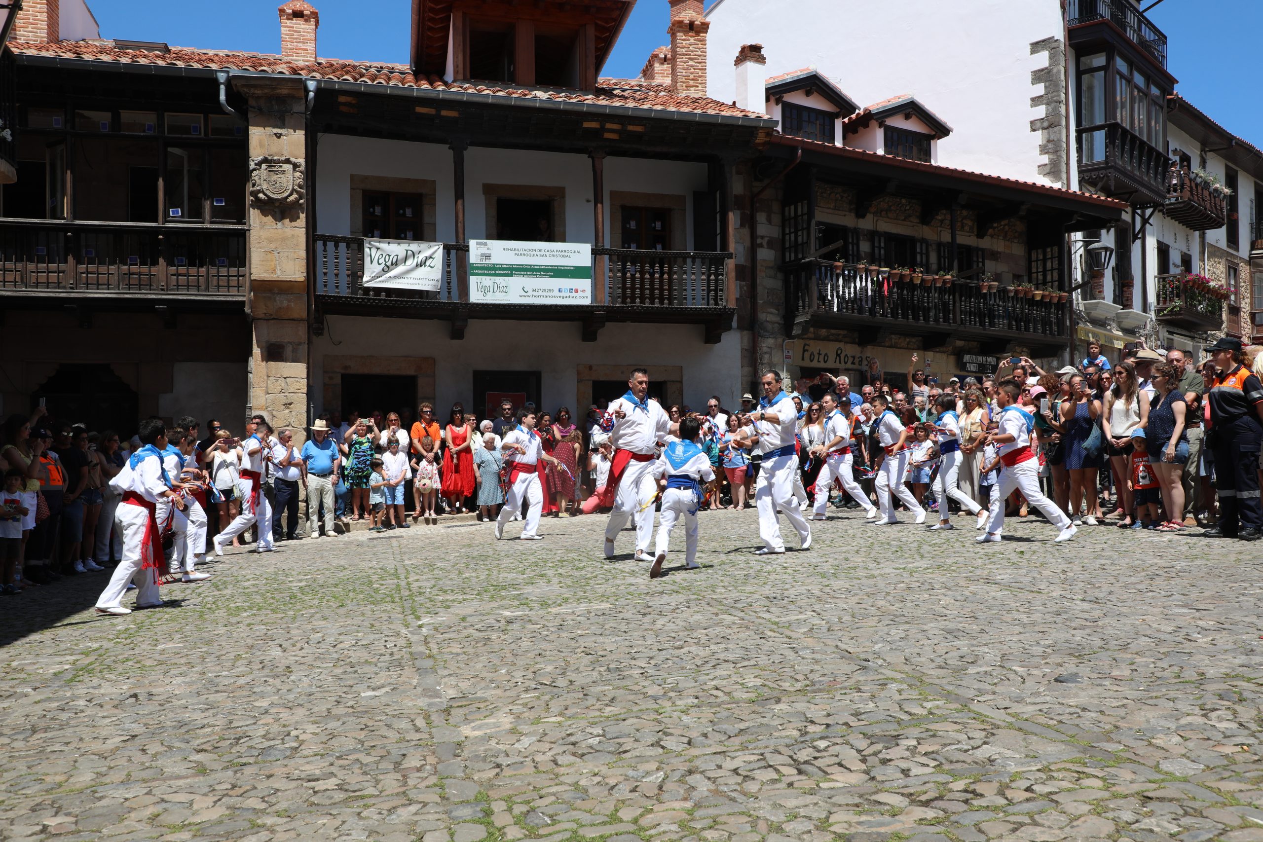 02 Danzantes en la plaza de la Constitución. Danza Santo Cristo del Amparo. Comillas, Cantabria