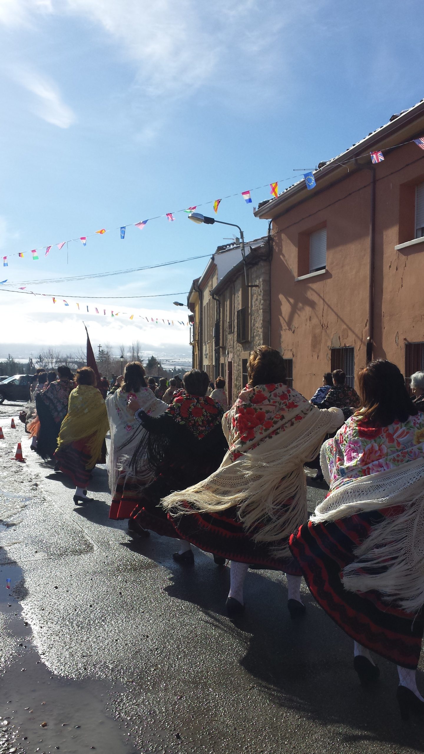 02 Zamarriegas adornando la procesión de Santa Águeda. Fiesta de Las Águedas de Zamarramala, Segovia