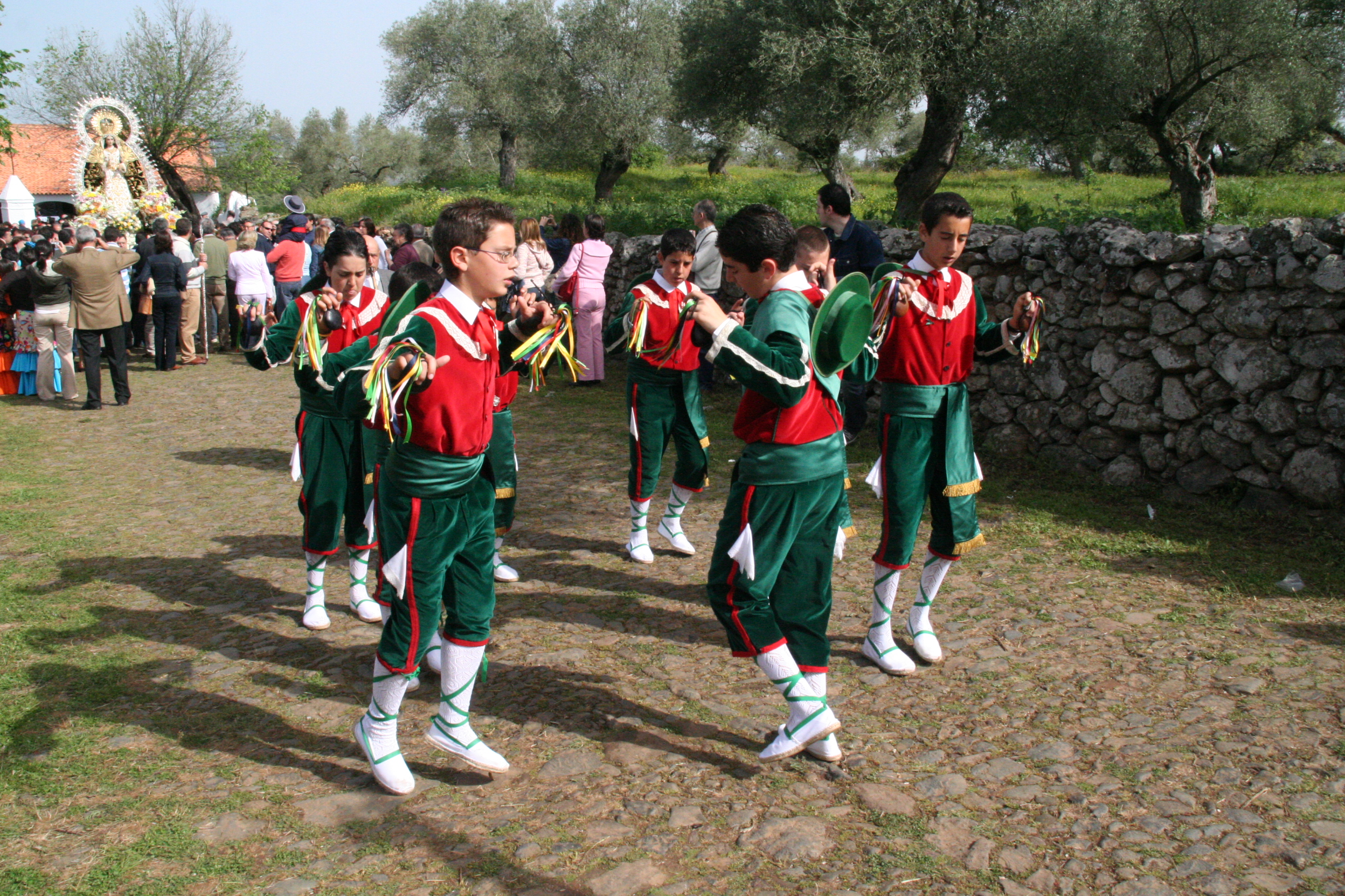 03 Danza en honor a la Virgen de la Esperanza. Grupo de danza infantil. Cumbre Mayores, Huelva