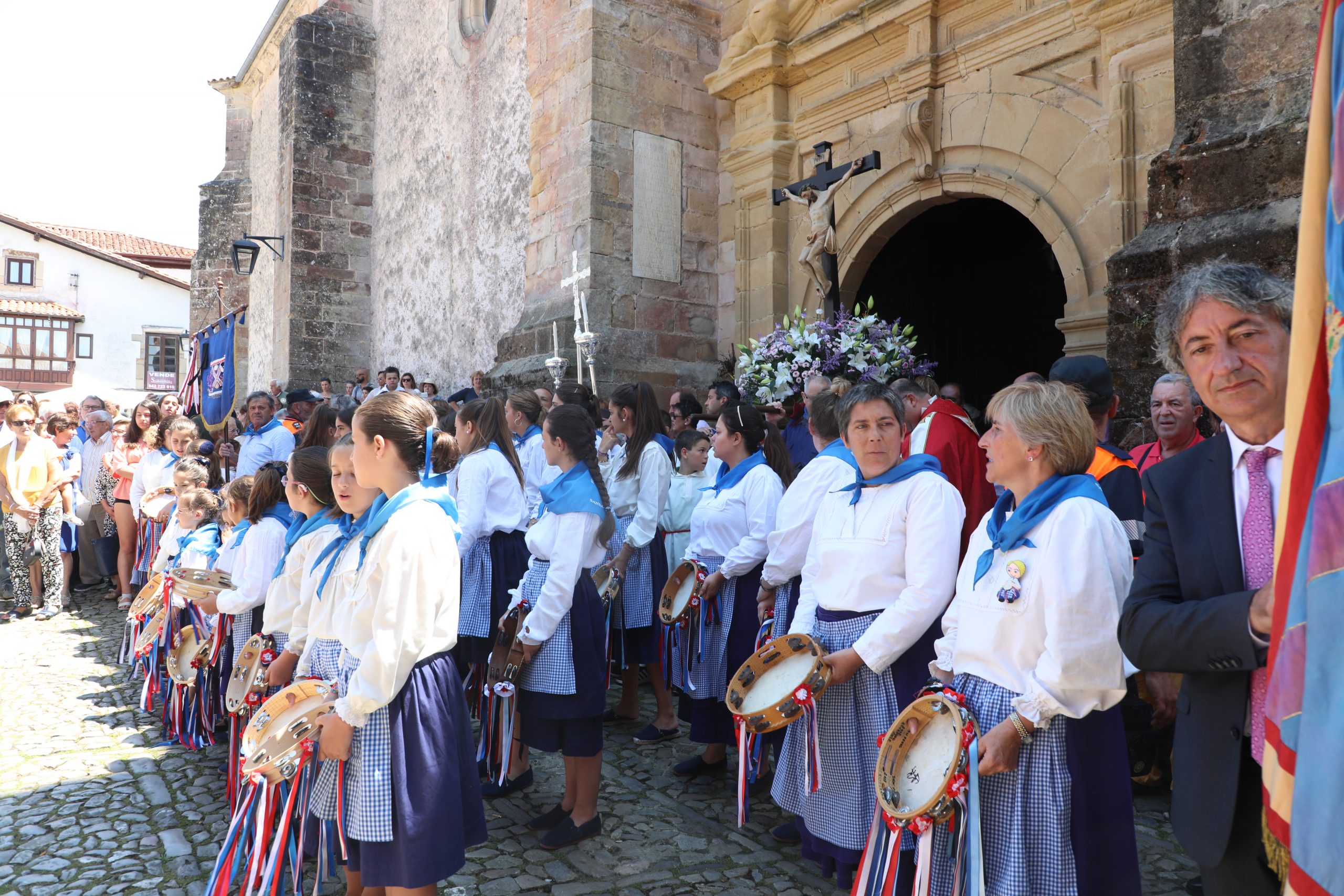 03 Pandereteras. Danza Santo Cristo del Amparo. Comillas, Cantabria