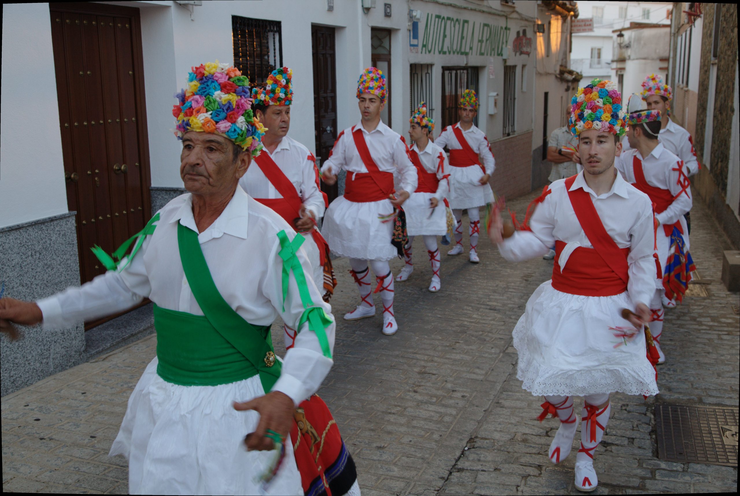 04 Danzantes recorriendo las calles del pueblo. Fregenal de la Sierra. Badajoz