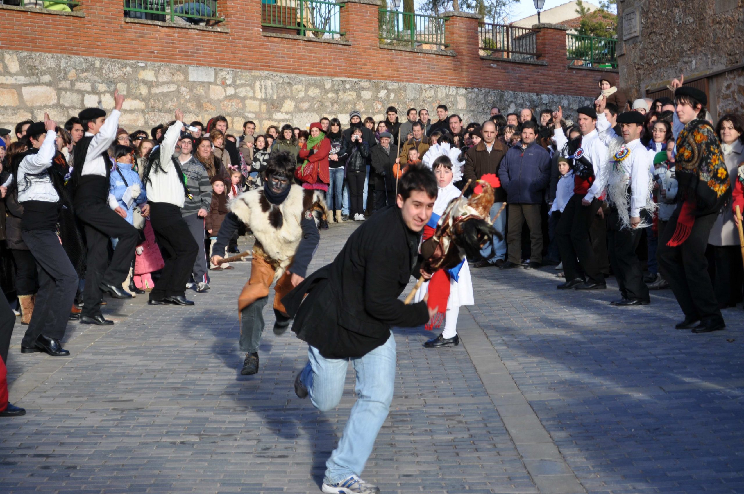 04 Corriendo el Gallo. Música, danzas y coplas al gallo en el Carnaval de Mecerreyes, Burgos