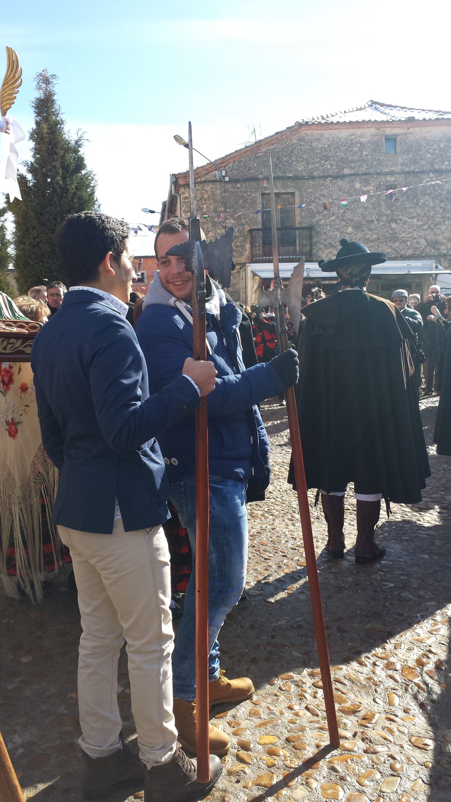 06 Alabarderos protegiendo la procesión. Fiesta de Las Águedas de Zamarramala, Segovia