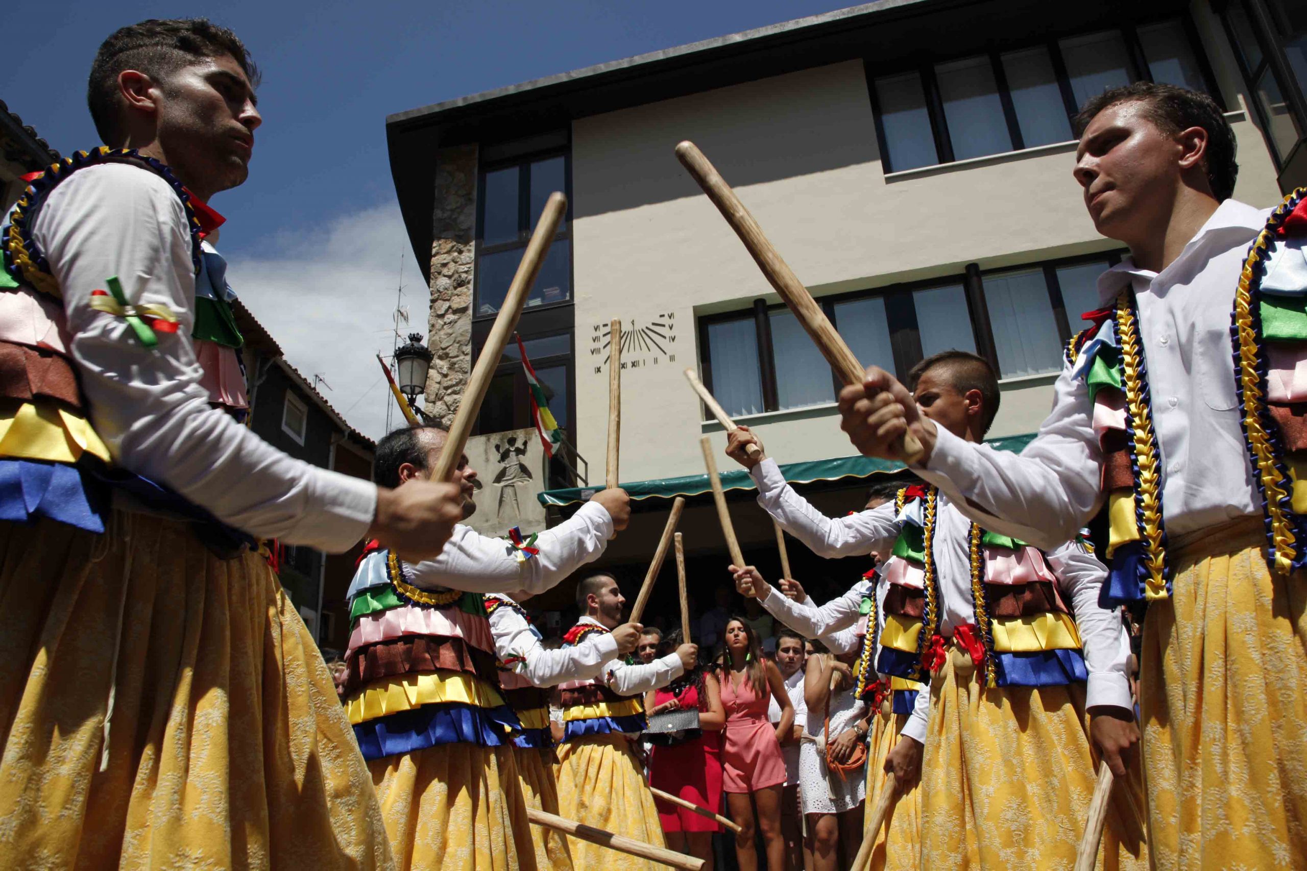 07 Interpretando los “troqueaos”. Los danzadores de Anguiano. Anguiano. La Rioja